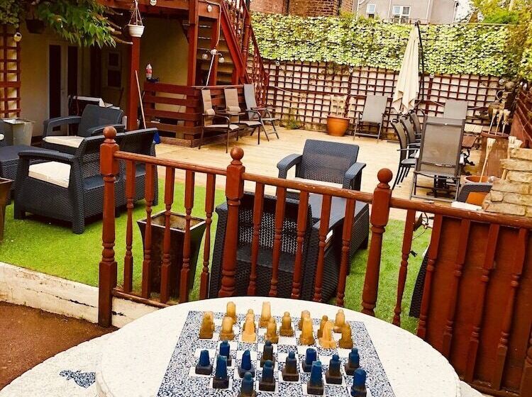 בית מלון כפרי Castle Lodge Guest House 86 88 Sheil Rd L6 3af