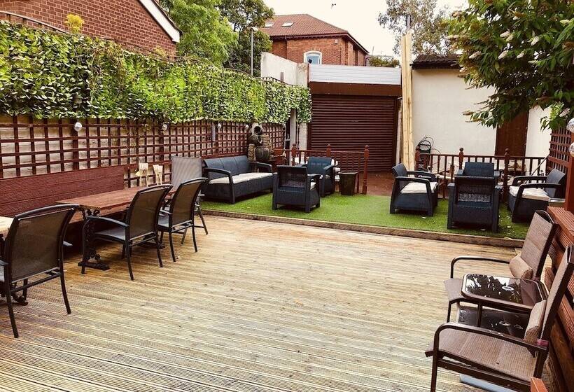 בית מלון כפרי Castle Lodge Guest House 86 88 Sheil Rd L6 3af