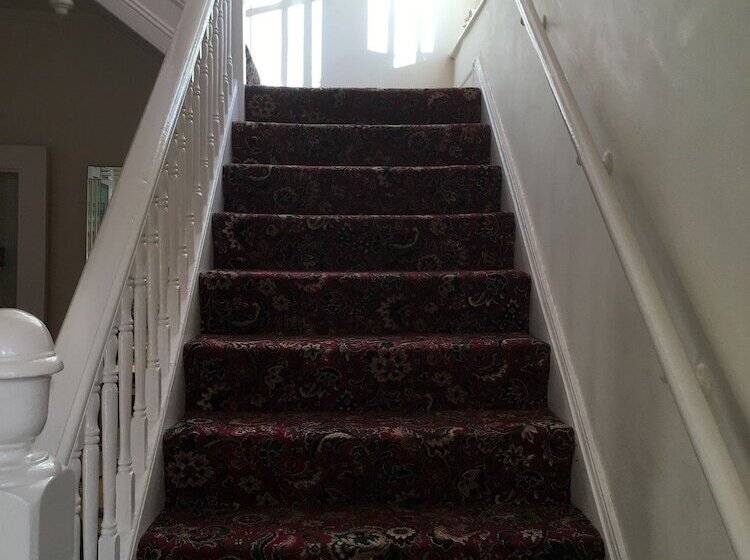 בית מלון כפרי Castle Lodge Guest House 86 88 Sheil Rd L6 3af