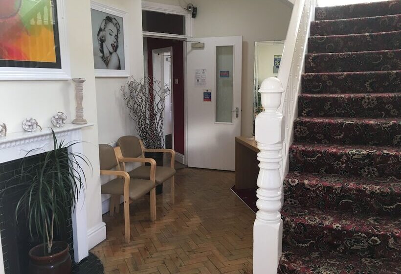 בית מלון כפרי Castle Lodge Guest House 86 88 Sheil Rd L6 3af