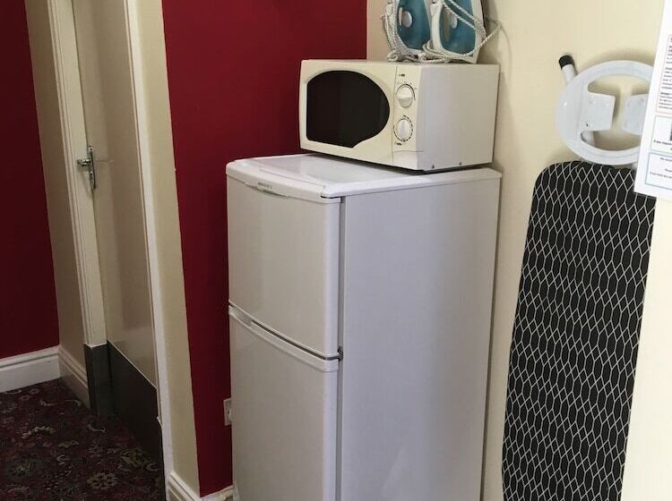 בית מלון כפרי Castle Lodge Guest House 86 88 Sheil Rd L6 3af