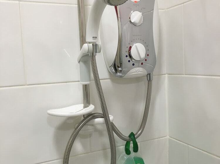 בית מלון כפרי Castle Lodge Guest House 86 88 Sheil Rd L6 3af