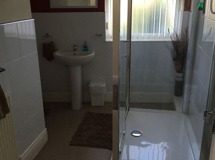 בית מלון כפרי Castle Lodge Guest House 86 88 Sheil Rd L6 3af