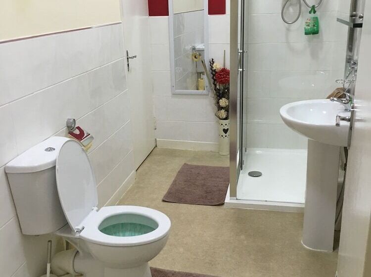 בית מלון כפרי Castle Lodge Guest House 86 88 Sheil Rd L6 3af