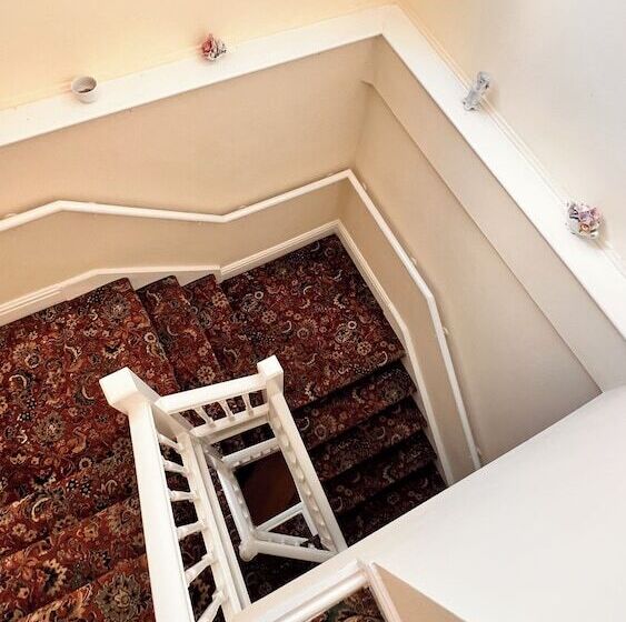 בית מלון כפרי Castle Lodge Guest House 86 88 Sheil Rd L6 3af