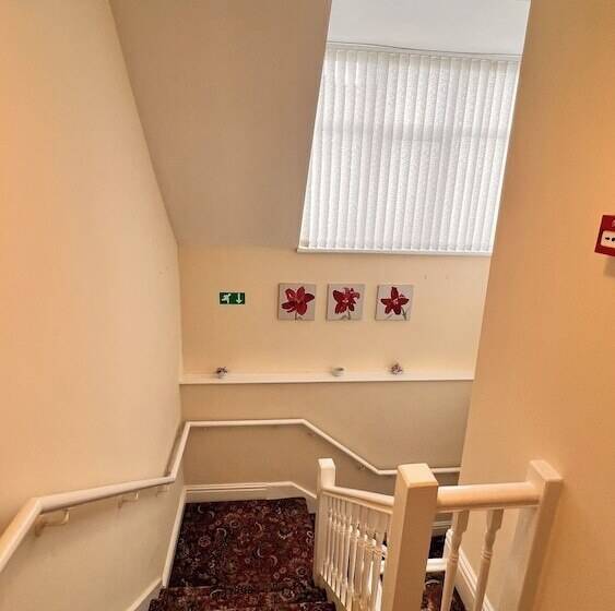 בית מלון כפרי Castle Lodge Guest House 86 88 Sheil Rd L6 3af