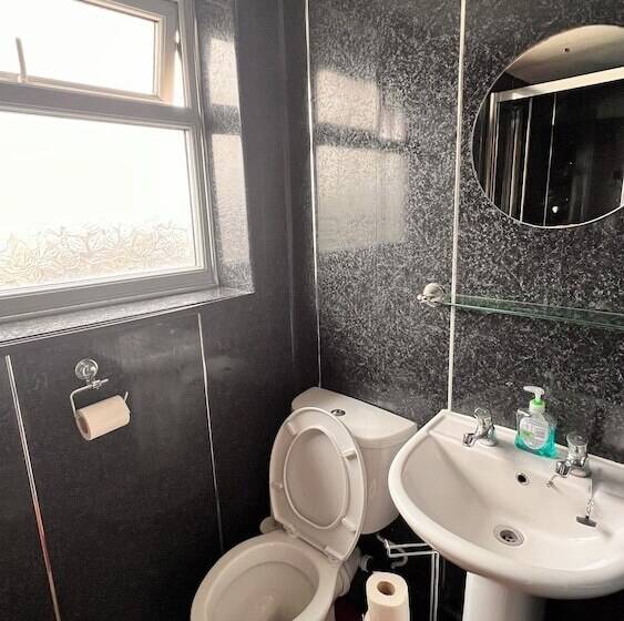 בית מלון כפרי Castle Lodge Guest House 86 88 Sheil Rd L6 3af