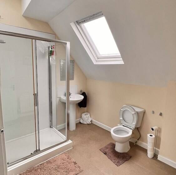 בית מלון כפרי Castle Lodge Guest House 86 88 Sheil Rd L6 3af