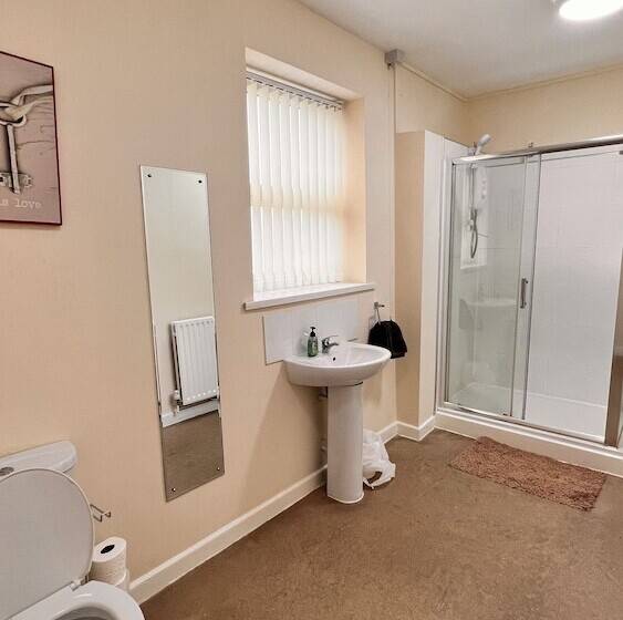 בית מלון כפרי Castle Lodge Guest House 86 88 Sheil Rd L6 3af