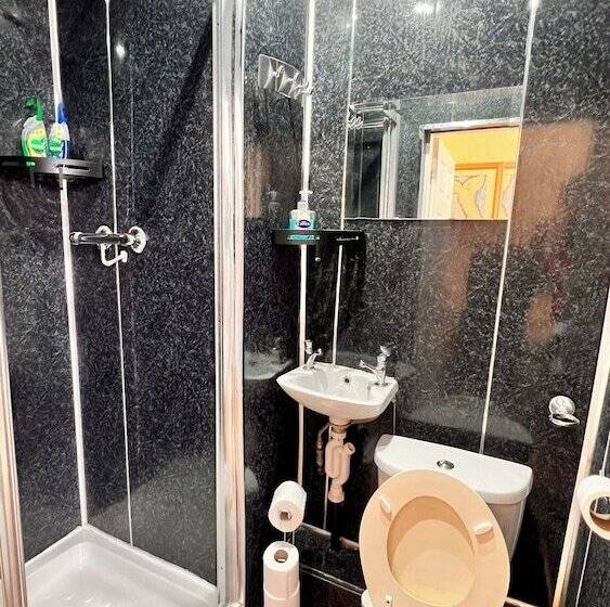 בית מלון כפרי Castle Lodge Guest House 86 88 Sheil Rd L6 3af