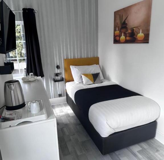 בית מלון כפרי Charnwood Regency Guest House