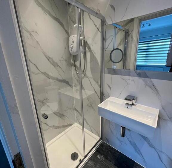 בית מלון כפרי Charnwood Regency Guest House