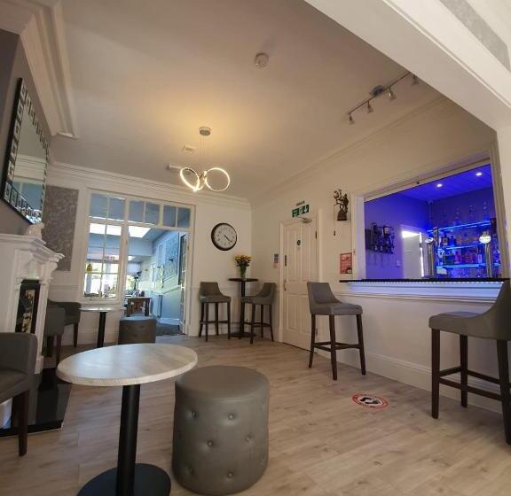 هتل Charnwood Regency Guest House