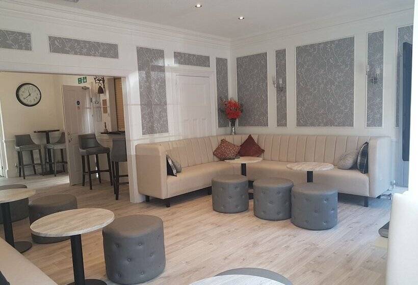 בית מלון כפרי Charnwood Regency Guest House