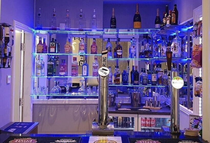 בית מלון כפרי Charnwood Regency Guest House