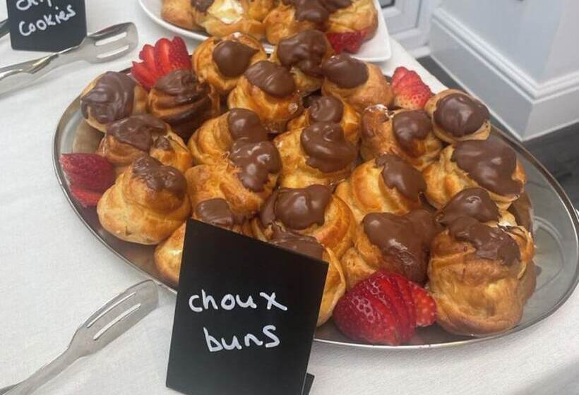 בית מלון כפרי Charnwood Regency Guest House