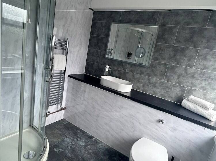 בית מלון כפרי Charnwood Regency Guest House