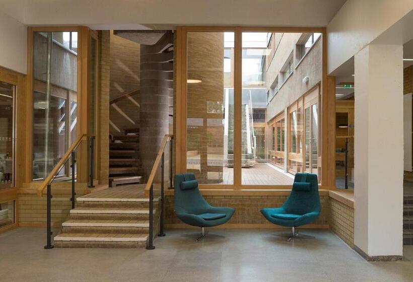 فندق College Court