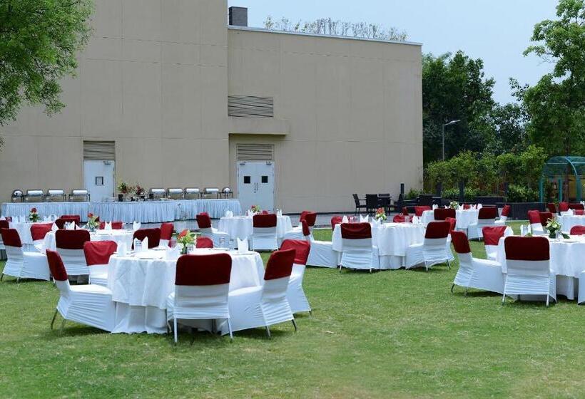 هتل Country Inn & Suites By Radisson, Gurugram Sohna Road