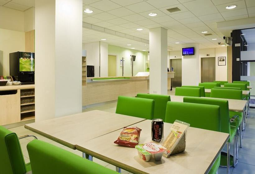 בית מלון כפרי Ibis Budget Birmingham Airport Terminal Building Nec