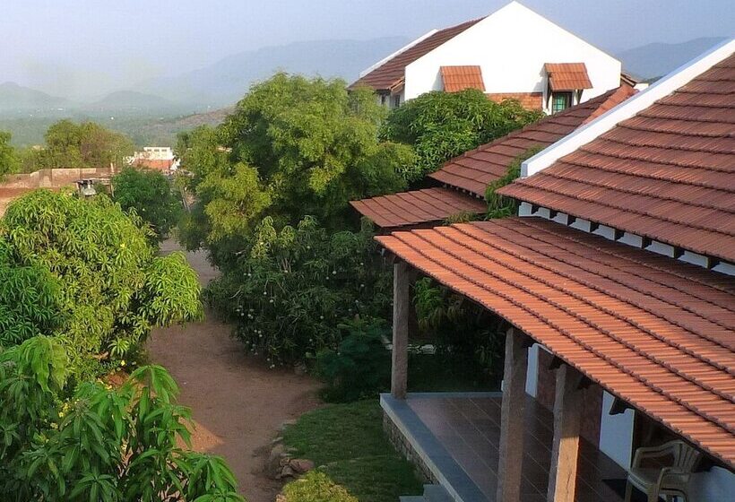 ホテル Kadambavanam Ethnic Village Resort