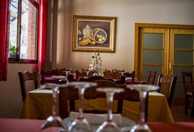 فندق ريفى Hostal Rural El Nacimiento