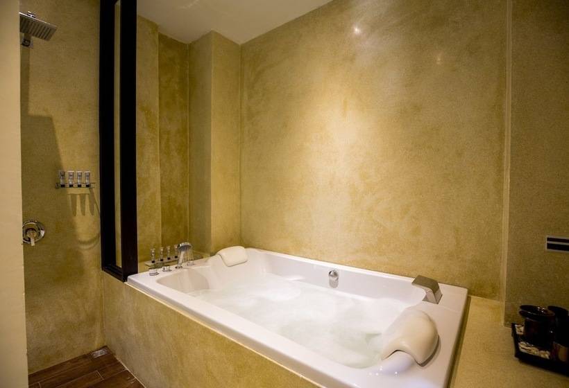 Отель The Anda Mani Khaolak Beachfront Villas