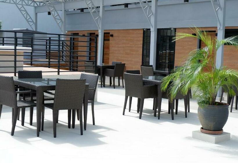 هتل The Charter House