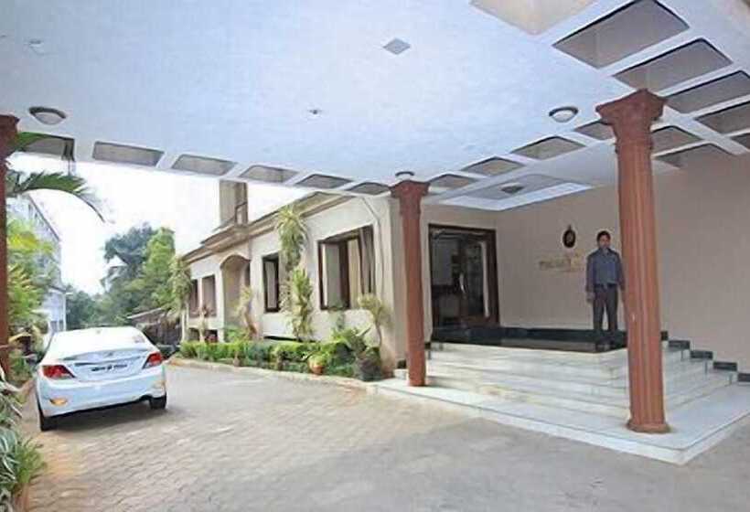 Отель The Metropole