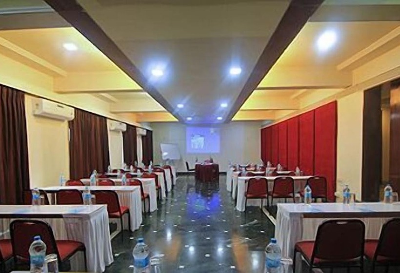 Отель The Metropole