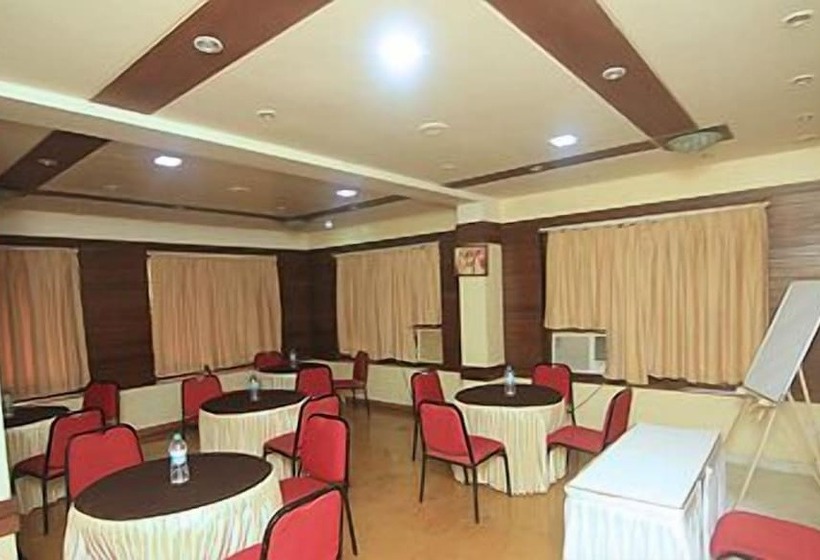 Отель The Metropole