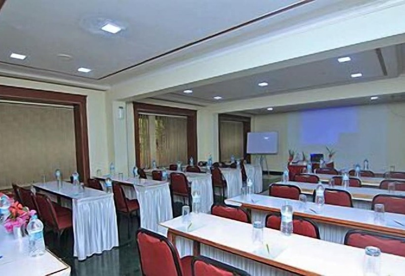 Отель The Metropole