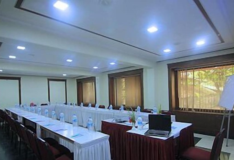 Отель The Metropole