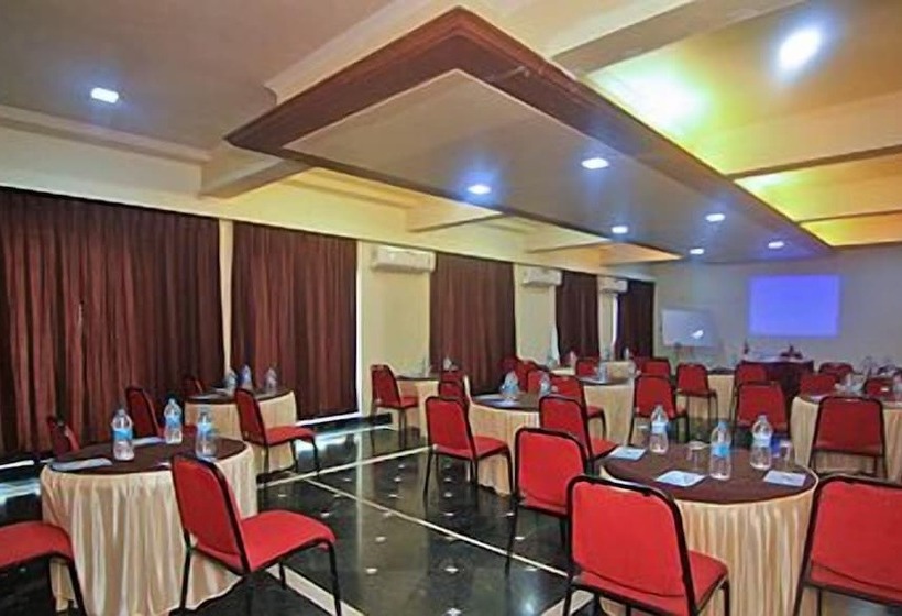 Отель The Metropole