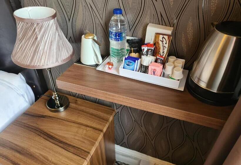 Отель The Penkelie