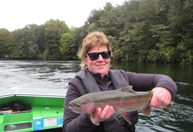 مُتل Lakefront Lodge