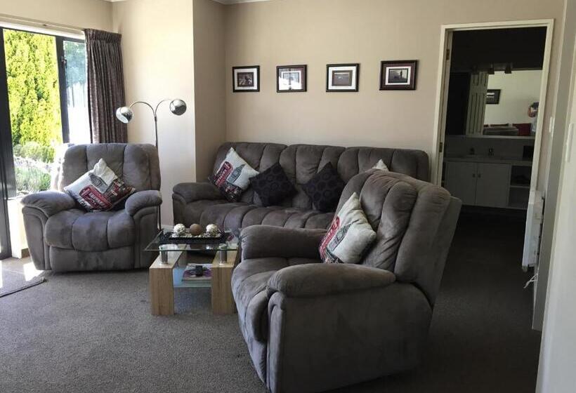 مُتل Lakefront Lodge