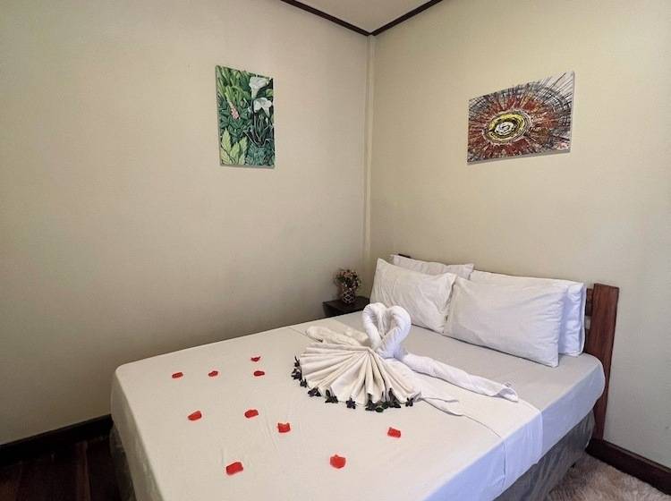 پانسیون Novie S Tourist Inn