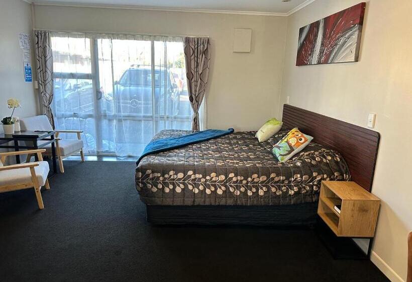 Red Rock Thermal Motel Mineral Pool