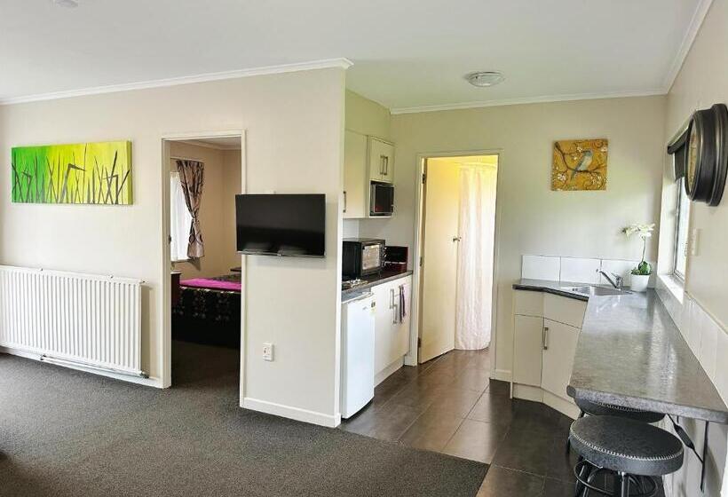 Red Rock Thermal Motel Mineral Pool