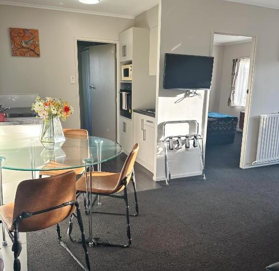 Red Rock Thermal Motel Mineral Pool