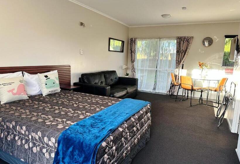 Red Rock Thermal Motel Mineral Pool