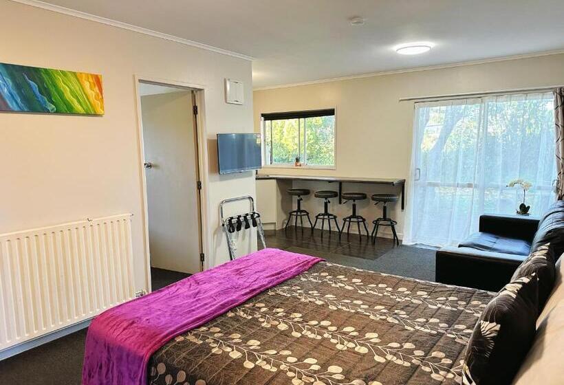 Red Rock Thermal Motel Mineral Pool