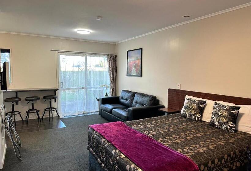 Red Rock Thermal Motel Mineral Pool