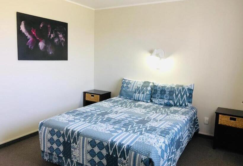 Red Rock Thermal Motel Mineral Pool