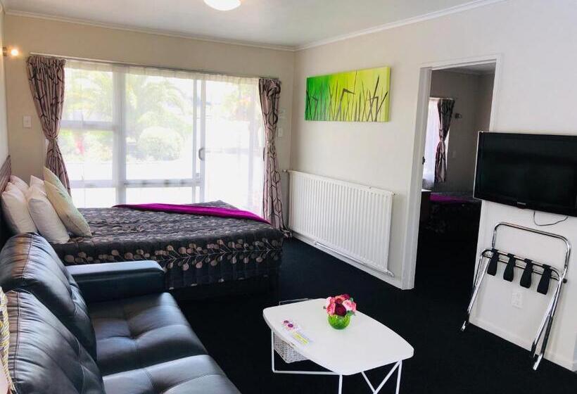 Red Rock Thermal Motel Mineral Pool