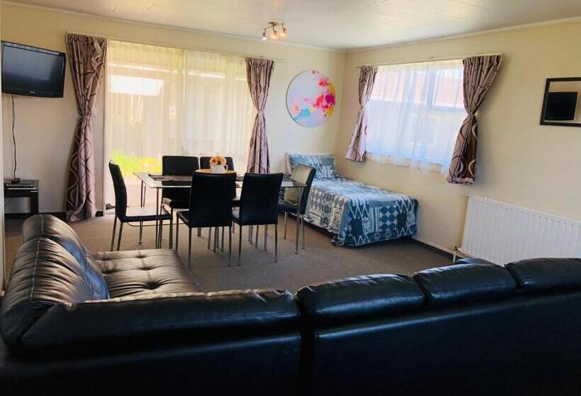 Red Rock Thermal Motel Mineral Pool