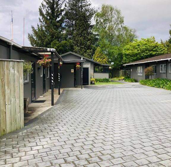 Red Rock Thermal Motel Mineral Pool