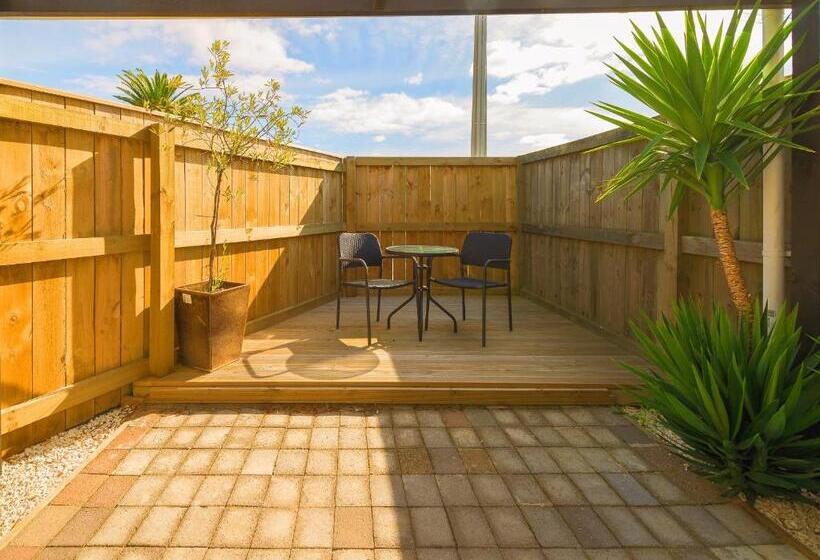 Red Rock Thermal Motel Mineral Pool