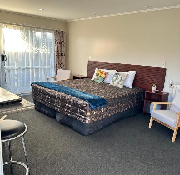 Red Rock Thermal Motel Mineral Pool